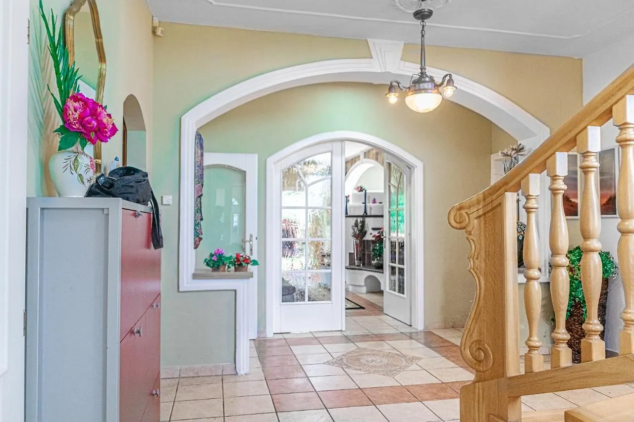 Apartament Exquisite Villa With Free Parking - Suitable For Groups Up To 18P Wiedeń