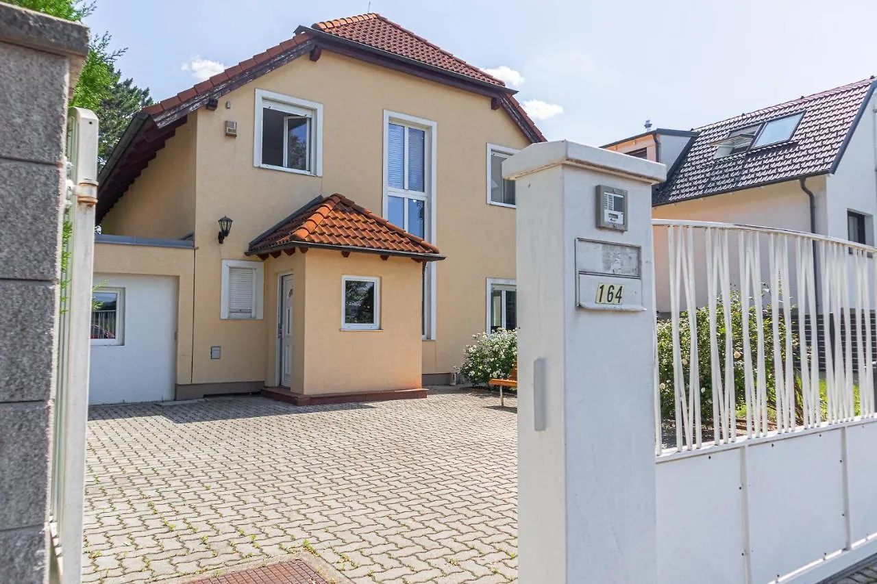 Exquisite Villa With Free Parking - Suitable For Groups Up To 18P Wiedeń 0*,